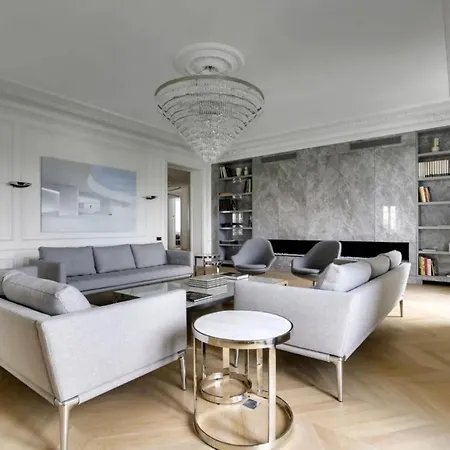 Beautiful Place To Spend Time With Your Friends Parigi